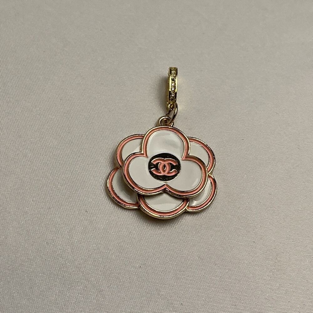 Chanel Pearl Necklace with Pink Flower Pendant - Picture 4 of 7
